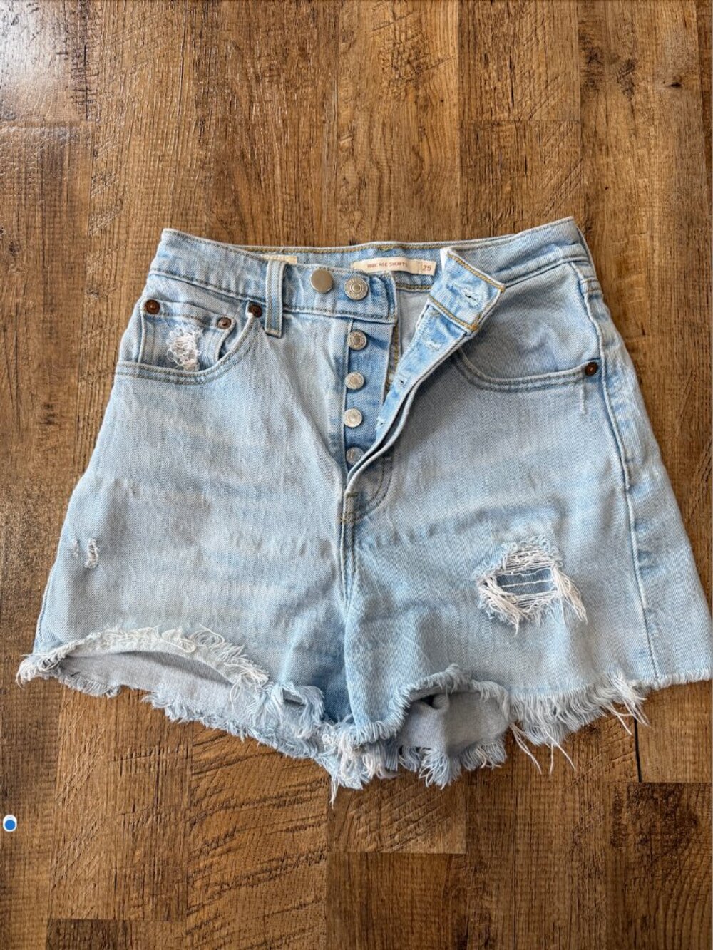 Light Wash Levi Shorts